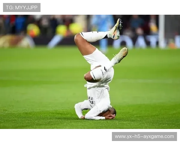 世界杯姆巴佩任意球直挂横梁球迷齐声欢呼